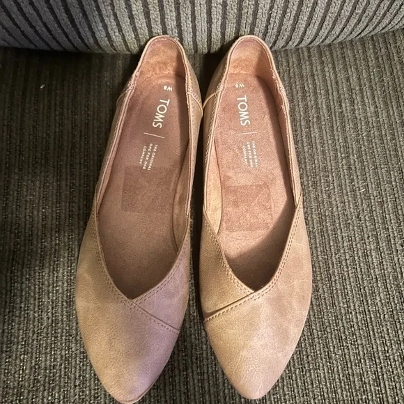 TOMS Women's Camel Loafers - Picture 5 of 8